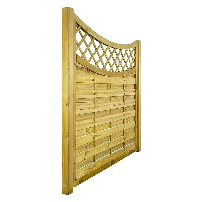 GartenLand Sichtschutzelement VARIO MASSIV - B x H: 180 x 180 cm, Holz, Kiefer KDI Grün - Schrägansicht eines neuen, kesseldruckimprägnierten Zaunfeldes aus Holz mit gebogenem Rankgitter und horizontalen Latten, an einem Pfosten befestigt.