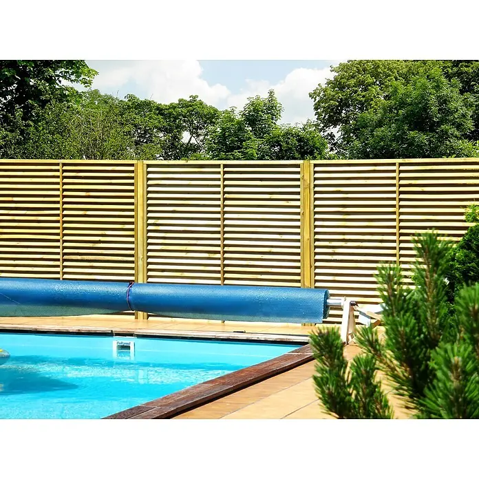 GartenLand Sichtschutzelement LINZ - B x H: 90 x 180 cm, Holz, Fichte KDI Grün - Holzlamellenzaun und aufgerollte blaue Poolabdeckung neben einem Swimmingpool, umgeben von Grün.