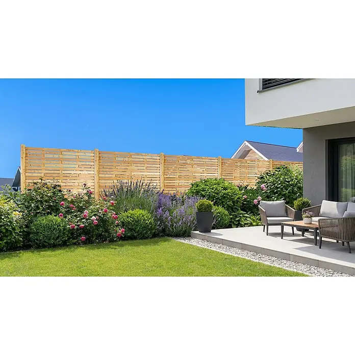 GartenLand Sichtschutzelement SALZBURG DESIGN - B x H: 179 x 179 cm, Holz, Lärche - Heller Holzzaun dient als Sichtschutz in einem lebendigen Garten.