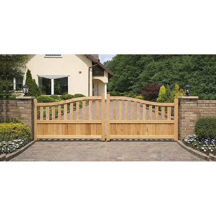 GartenLand Zauntor GRAZ - 100 x 90 cm, Lärche, Holz - Zwei hellbraune Holztore verschließen eine gepflasterte Einfahrt zu einem Haus, flankiert von Ziegelpfeilern mit schwarzen Laternen.