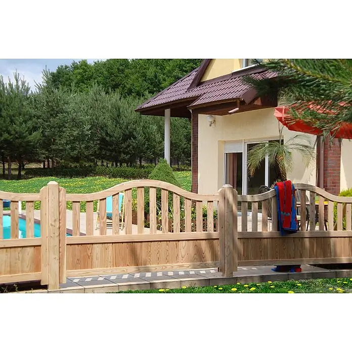 GartenLand Zauntor GRAZ - 100 x 90 cm, Lärche, Holz - Hellbrauner Holzzaun/Tor mit geschwungenen Oberteilen, schützt einen Swimmingpool.