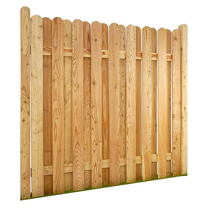 GartenLand Sichtschutzelement MAILAND - B x H: 180 x 180 cm, Holz, Lärche - Naturholzzaun mit geschwungenen Pfosten, im grünen Gras installiert.