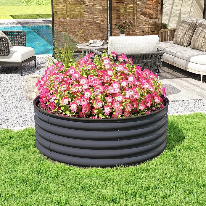 Furnicato Hochbeet - 120 x 120 x 43 cm, Stahl, Dunkelgrau - Dunkelgraues Hochbeet aus Wellblech mit rosa Blumen, auf Rasen in einer Outdoor-Terrassenumgebung.