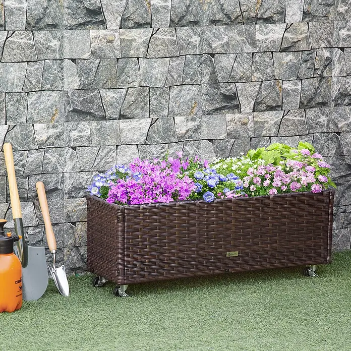 Outsunny Hochbeet - Stahl, Braun - Brauner geflochtener rechteckiger Pflanzkasten auf Rollen, gefüllt mit bunten Blumen.