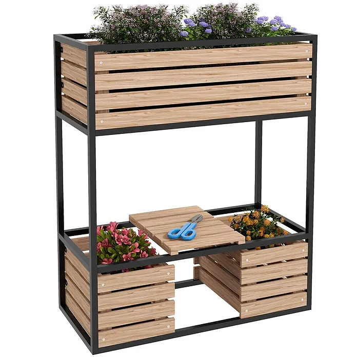 Outsunny Kräuterhochbeet - Material: Stahl - Zweistufiger Pflanzenständer mit schwarzem Metallrahmen und hellen Holzlatten, gefüllt mit Blumen und einer Ablage mit Gartenschere.