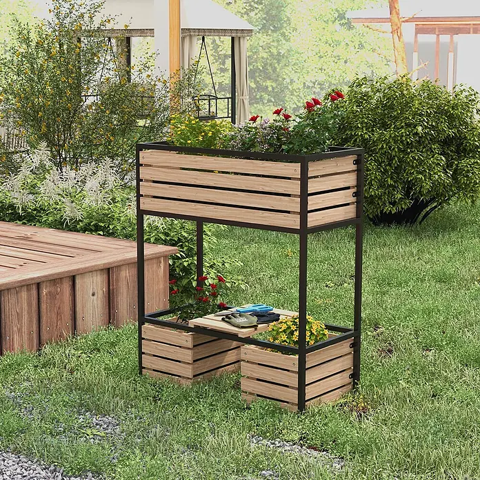 Outsunny Kräuterhochbeet - Material: Stahl - Mehrstufiges Hochbeet aus Holz und schwarzem Metall mit Pflanzen und Gartengeräten im Garten.