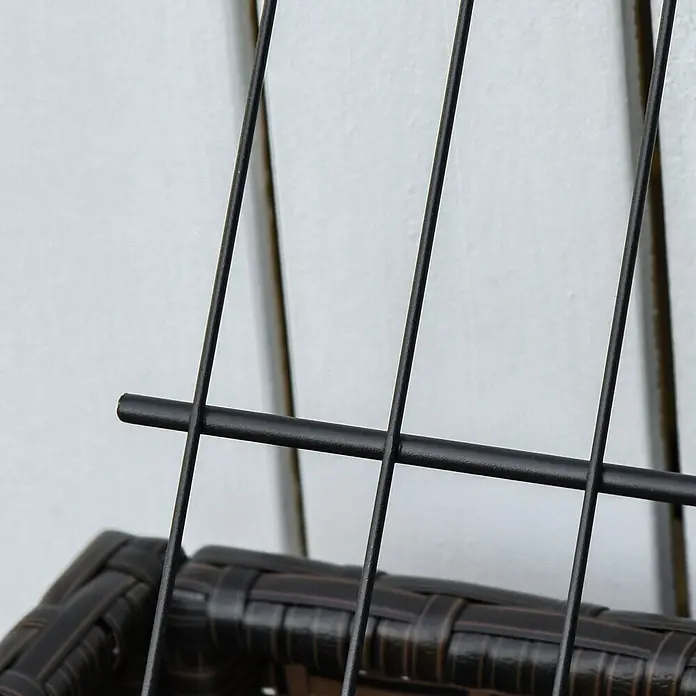 Outsunny Kräuterhochbeet - Material: Metall - Nahaufnahme eines Stuhls aus schwarzem Metall und dunkelbraunem geflochtenem Rattan, mit sich kreuzenden Metallstäben und geflochtenem Material.