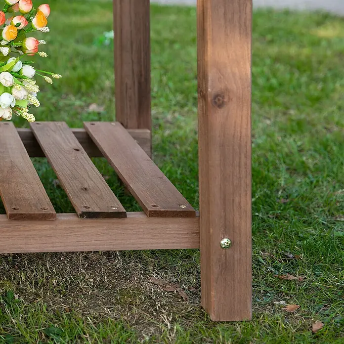 Outsunny Kräuterhochbeet - Material: Holz - Brauner Holz-Pflanzenständer mit Lattenregalen, teilweise sichtbar, für den Außenbereich.