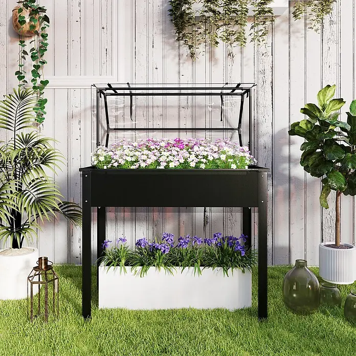 Outsunny Kräuterhochbeet - L x B x H: 100 x 48 x 124 cm - Schwarzes Hochbeet mit transparenter Schutzabdeckung, zeigt rosa und weiße Blumen, mit einem weißen Pflanzgefäß darunter.