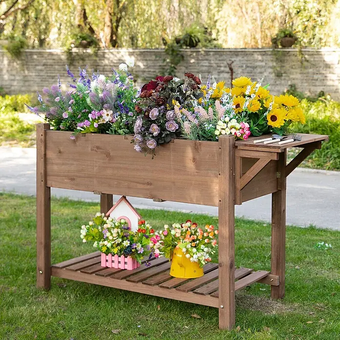 Outsunny Kräuterhochbeet - Material: Holz - Braunes Hochbeet aus Holz mit bunten Kunstblumen, Seitenablage für Werkzeuge und unterem Regal für Dekoartikel.