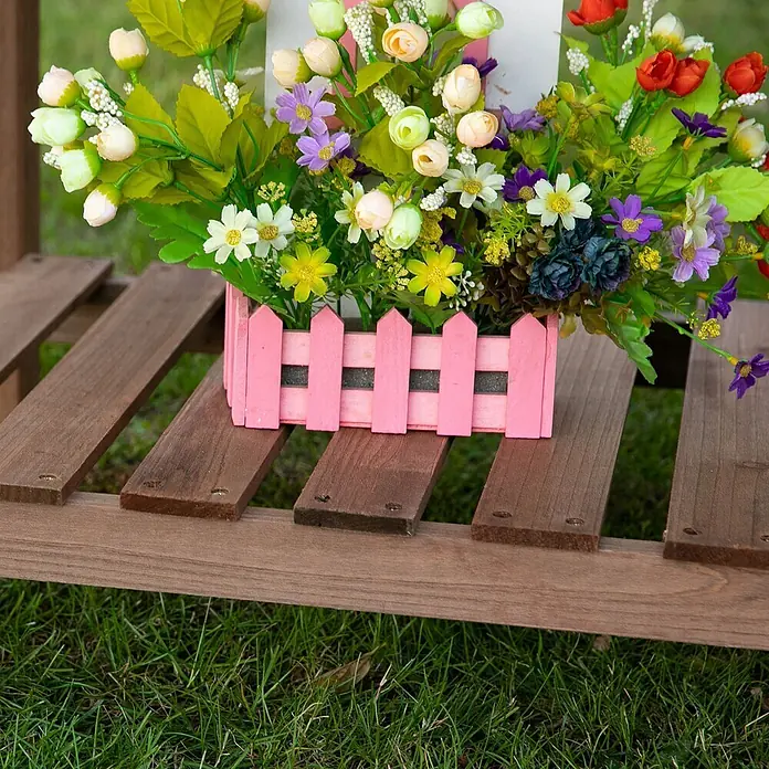 Outsunny Kräuterhochbeet - Material: Holz - Ein pinker Zaun-Pflanzkasten gefüllt mit lebhaften Kunstblumen, auf einer Holzlattenbank stehend.