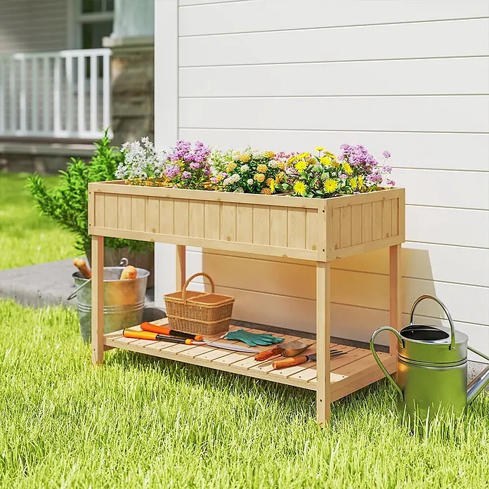 Outsunny Kräuterhochbeet - L x B x H: 110 x 46 x 76 cm - Hochbeet aus hellem Holz mit Blumen und Gartengeräten auf einem unteren Regal.