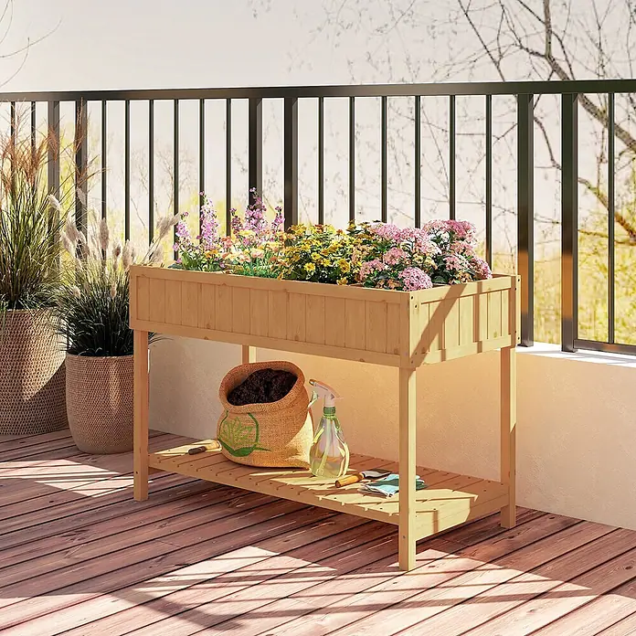 Outsunny Kräuterhochbeet - L x B x H: 110 x 46 x 76 cm - Erhöhtes Holz-Hochbeet mit Ablage, gefüllt mit bunten Blumen, auf einem sonnigen Balkon.