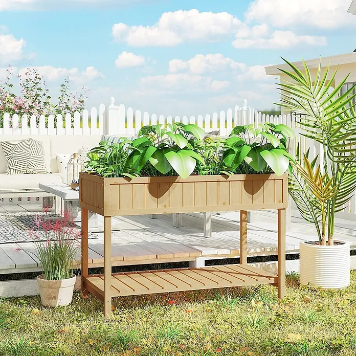 Outsunny Kräuterhochbeet - L x B x H: 110 x 46 x 76 cm - Hochbeet aus Naturholz mit grünen Pflanzen und unterer Ablage, auf Rasen neben einer Terrasse.