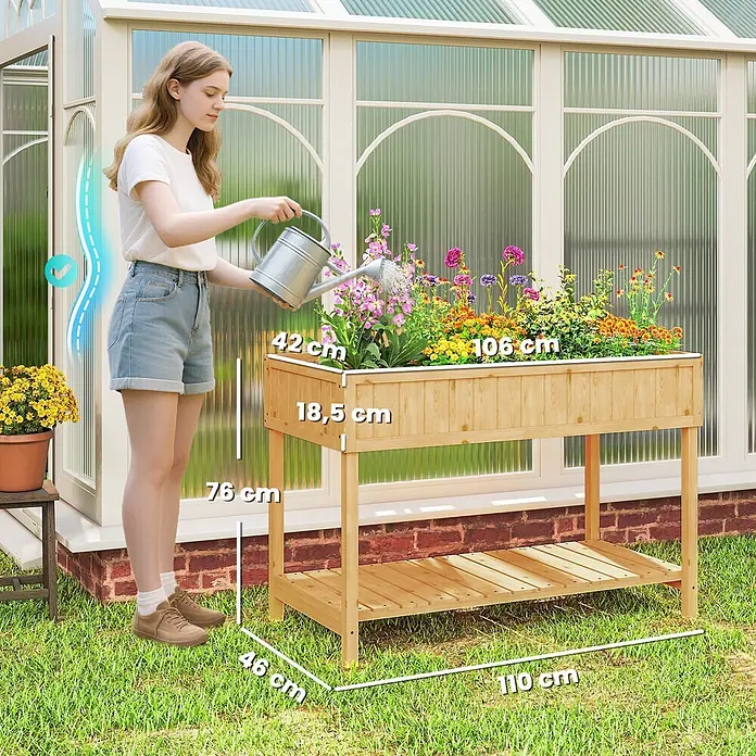 Outsunny Kräuterhochbeet - L x B x H: 110 x 46 x 76 cm - Erhöhtes Holz-Pflanzbeet mit Ablageboden, im Einsatz gezeigt mit einer Frau beim Blumen gießen.