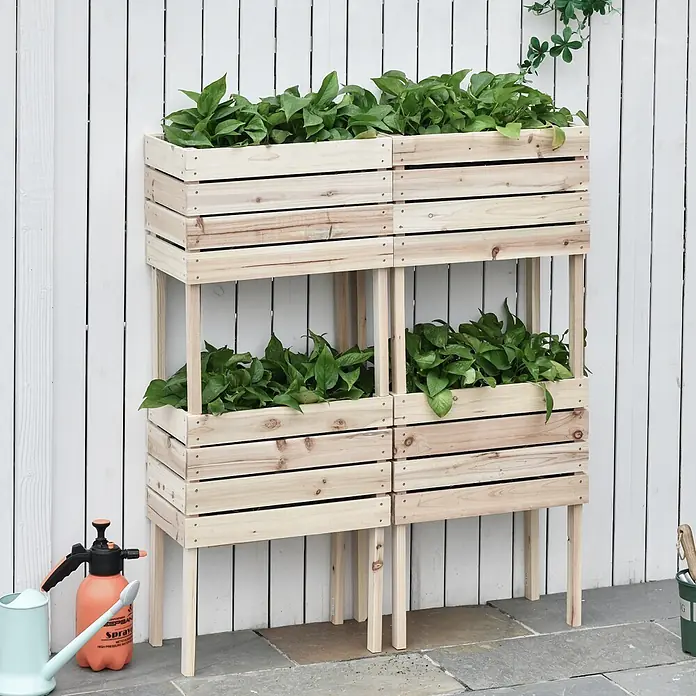 Outsunny Kräuterhochbeet - Material: Holz - Erhöhter zweistöckiger Pflanzkasten aus hellem Holz mit vier Fächern, gefüllt mit leuchtend grünen Pflanzen.