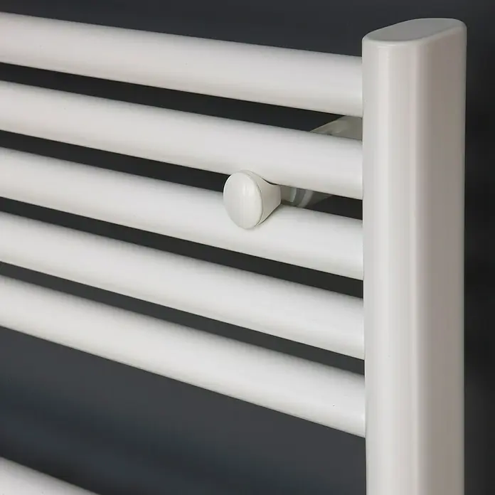 Ximax Badheizkörper Lux - B x H: 600 x 732 mm, Wärmeleistung bei Vorlauftemperatur von 75 °C (D: 50): 439 W - Nahaufnahme eines weißen Heizkörpers mit mehreren horizontalen Rohren und einem runden Knopf an der Seite.