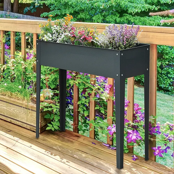 Outsunny Kräuterhochbeet - Material: Metall - Ein dunkelgraues Hochbeet aus Metall mit bunten Blumen, auf einer Holzterrasse platziert.