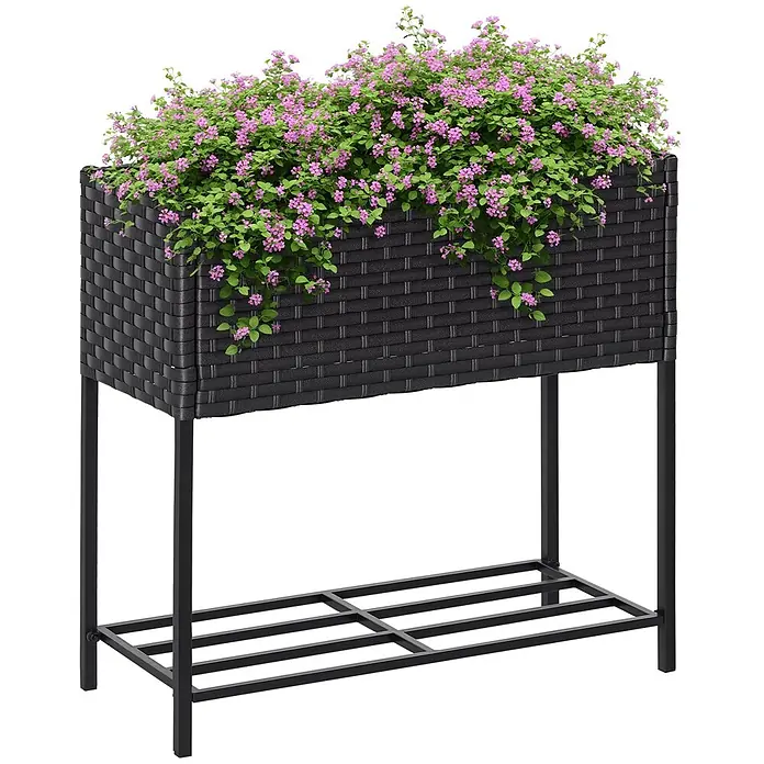 Outsunny Kräuterhochbeet - Material: Metall - Schwarzes Hochbeet im Rattan-Stil mit rosa Blumen und Metallgestell mit Ablage.