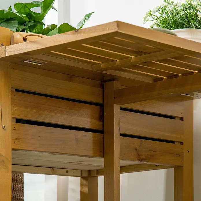 Outsunny Kräuterhochbeet - Material: Holz - Heller, mehrstufiger Pflanzenständer aus Holz mit Lamellenböden, auf dem Pflanzen stehen.