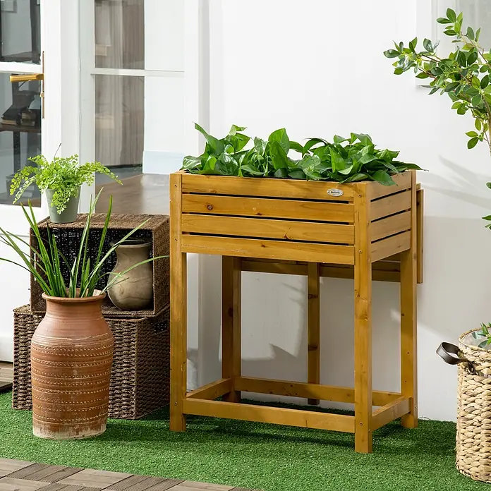 Outsunny Kräuterhochbeet - Material: Holz - Hölzernes Hochbeet mit grünen Pflanzen, auf Kunstrasen platziert.