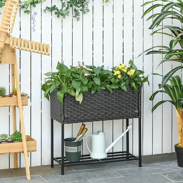 Outsunny Kräuterhochbeet - Material: Metall - Dunkelgraues Hochbeet im Rattan-Stil auf schwarzem Metallgestell, mit Ablage für Gartengeräte.