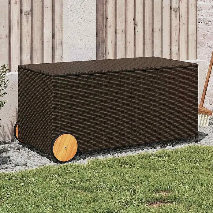 Furnicato Garten-Aufbewahrungsbox - Braun, Naturmaterialien - Dunkelbraune Outdoor-Aufbewahrungsbox in Rattan-Optik mit Holzrädern, auf Kies im Garten.