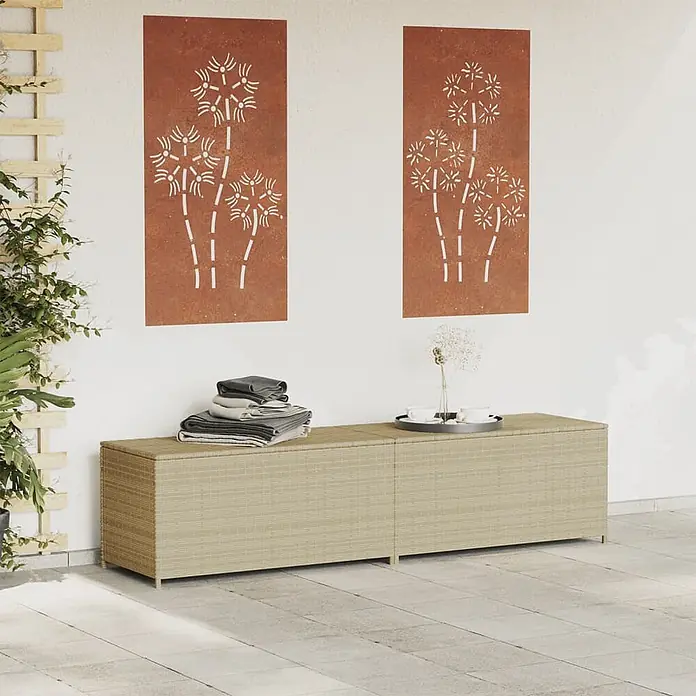 Furnicato Garten-Aufbewahrungsbox PE-Rattan - Mischung aus Beige, Kunststoff - Beige Rattan-Gartenbank mit Stauraum, dekoriert mit gefalteten Handtüchern und einem Tablett auf einer Terrasse.