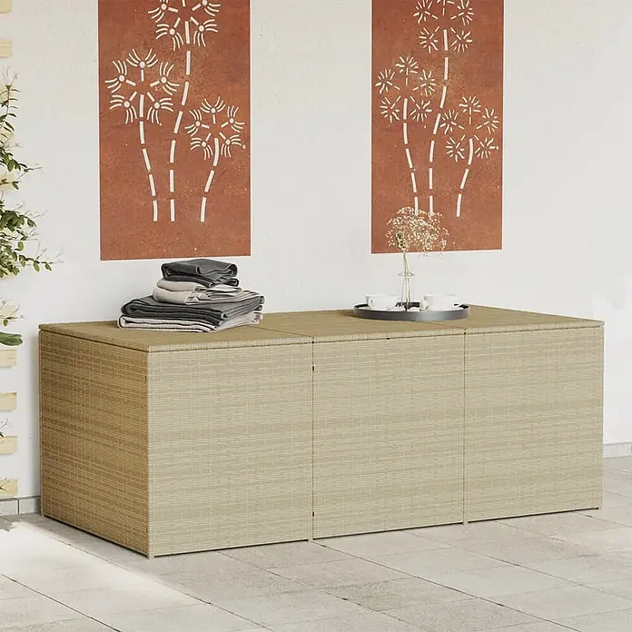 Furnicato Garten-Aufbewahrungsbox PE-Rattan - Mischung aus Beige, Kunststoff - Langes Outdoor-Stauraumschrank in hellbeigem Rattan-Optik, mit gefalteten Textilien und einem Tablett mit Tassen.