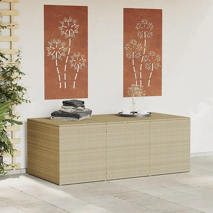 Furnicato Garten-Aufbewahrungsbox PE-Rattan - Mischung aus Beige, Kunststoff - Beige Rattan-Gartenaufbewahrungsbox auf einer Terrasse, mit gefalteten Gegenständen und einem Tablett darauf.