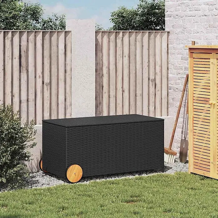 Furnicato Garten-Aufbewahrungsbox - Schwarz, Naturmaterialien - Schwarze geflochtene Outdoor-Aufbewahrungsbox mit Holzrädern im Garten.