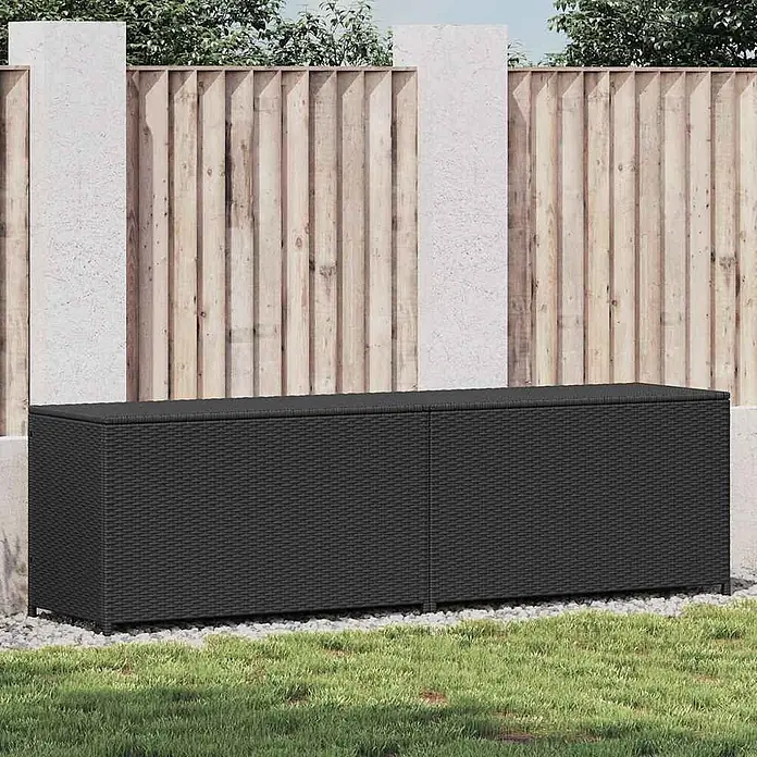 Furnicato Garten-Aufbewahrungsbox - Schwarz, Naturmaterialien - Schwarze Outdoor-Aufbewahrungsbox in Rattan-Optik im Garten auf Gras und Kies.