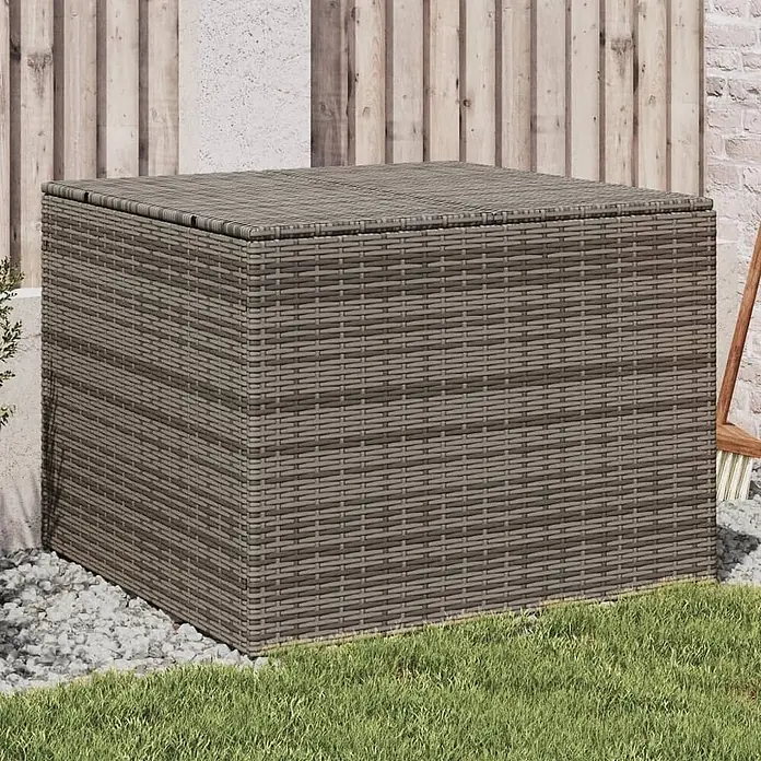 Furnicato Garten-Aufbewahrungsbox - L x B x H: 75 x 80 x 59 cm, Grau, Kunststoff - Große grau-braune Aufbewahrungsbox aus Rattan für den Außenbereich, auf Kies neben Gras platziert.