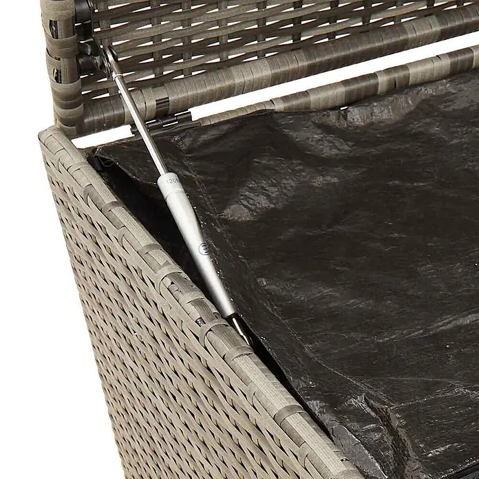 Furnicato Garten-Aufbewahrungsbox - Grau, Naturmaterialien - Innenansicht einer grauen Rattan-Aufbewahrungsbox mit schwarzem Futter und silbernem Gasfeder-Deckelheber.