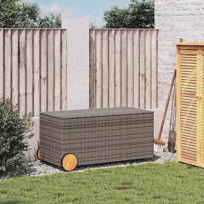 Furnicato Garten-Aufbewahrungsbox - Grau, Naturmaterialien - Dunkelgraue Rattan-Optik Outdoor-Aufbewahrungsbox mit Holzrädern im Garten.