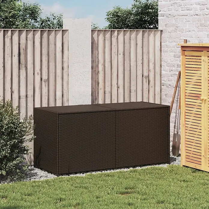 Furnicato Garten-Aufbewahrungsbox - Braun, Naturmaterialien - Dunkelbraune Rattan-Gartenbox in einer Gartenumgebung.