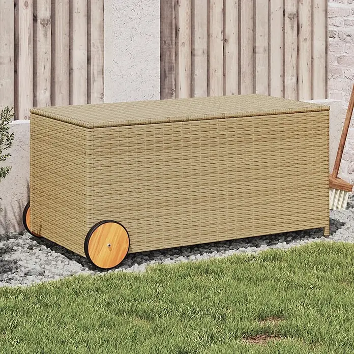 Furnicato Garten-Aufbewahrungsbox - Mischung aus Beige, Kunststoff - Beige Outdoor-Aufbewahrungsbox in Rattan-Optik mit Holzrädern, im Garten platziert.
