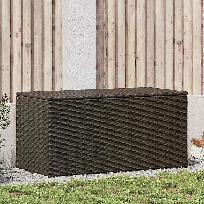 Furnicato Garten-Aufbewahrungsbox - Braun, Naturmaterialien - Dunkelbraune Rattan-Gartenbox auf Kies und Gras.