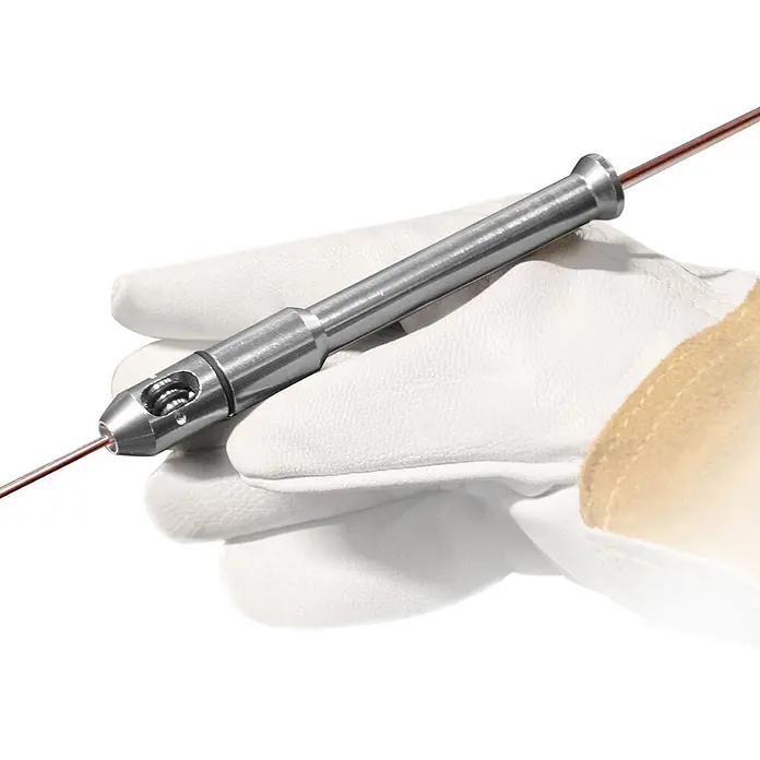 STAHLWERK Schweißbrenner-Halterung TIG Pen für Schweißstäbe 0,8-3,2 mm -  - Silbernes Drahtmanipulationswerkzeug mit Zentralschraube, gehalten in weißer Handschuhhand, führt einen dünnen Stab.