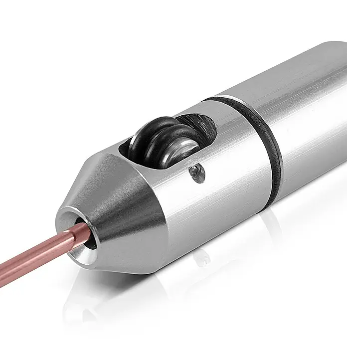 STAHLWERK Schweißbrenner-Halterung TIG Pen für Schweißstäbe 0,8-3,2 mm -  - Silbernes Metallwerkzeug mit internen Rollen und schwarzen O-Ringen, das einen Kupferstab führt.