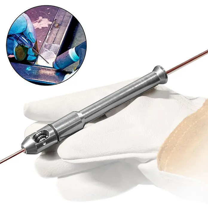 STAHLWERK Schweißbrenner-Halterung TIG Pen für Schweißstäbe 0,8-3,2 mm -  - Metallischer WIG-Schweißdrahtvorschub, von behandschuhter Hand gehalten, im Einsatz beim Präzisionsschweißen.