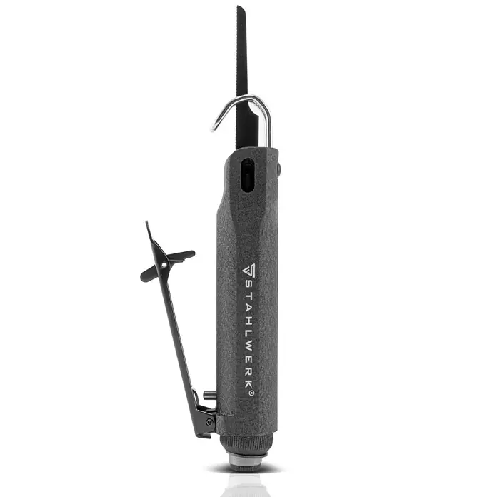 STAHLWERK Druckluft-Stichsäge Mini-Druckluft-Stichsäge DBS-900 ST - 85 l/min, 9.000 /min - Dunkelgraue, texturierte Handminisäge mit schwarzem Sägeblatt, Metallhaken und angebautem Clip, mit STAHLWERK-Logo.
