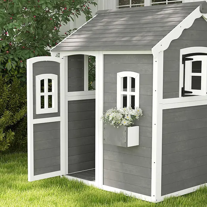Outsunny Spielhaus - L x B x H: 110 x 104,5 x 137 cm, Holz, Grau - Ein graues und weißes Holzspielhaus mit offener Tür, Blumenkasten und Fensterläden, im Garten auf Gras stehend.