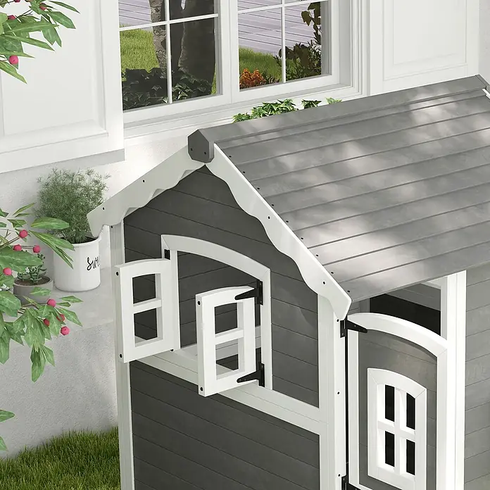 Outsunny Spielhaus - L x B x H: 110 x 104,5 x 137 cm, Holz, Grau - Graues und weißes Holzspielhaus für draußen, mit offenem Fenster, neben einer Hauswand.