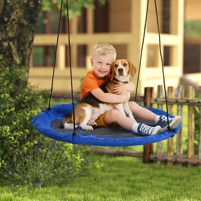 Outsunny Nestschaukel - Durchmesser: 110 cm, Stahl, Blau - Blaue Textil-Nestschaukel, auf dem ein Kind und ein Hund in einem Garten sitzen.