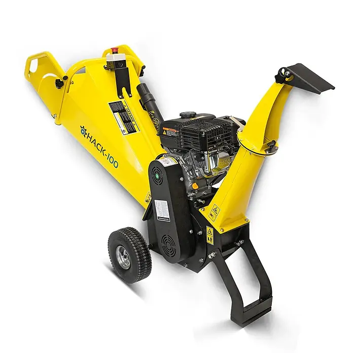 Bamato Benzin-Häcksler HACK-100 inkl. Abdeckplane - Max. Aststärke: 100 mm, 4,1 kW, Hubraum: 196 cm³ - Gelber Benzin-Holzhäcksler mit Motor und Rädern.