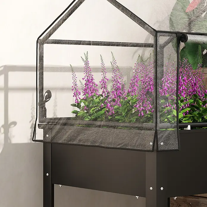 Furnicato Hochbeet Inklusive Gewächshaus-Aufsatz - 60 x 60 x 120 cm, Metall, Schwarz - Schwarzes Hochbeet mit durchsichtiger, hausförmiger Abdeckung, gefüllt mit violetten Blumen.