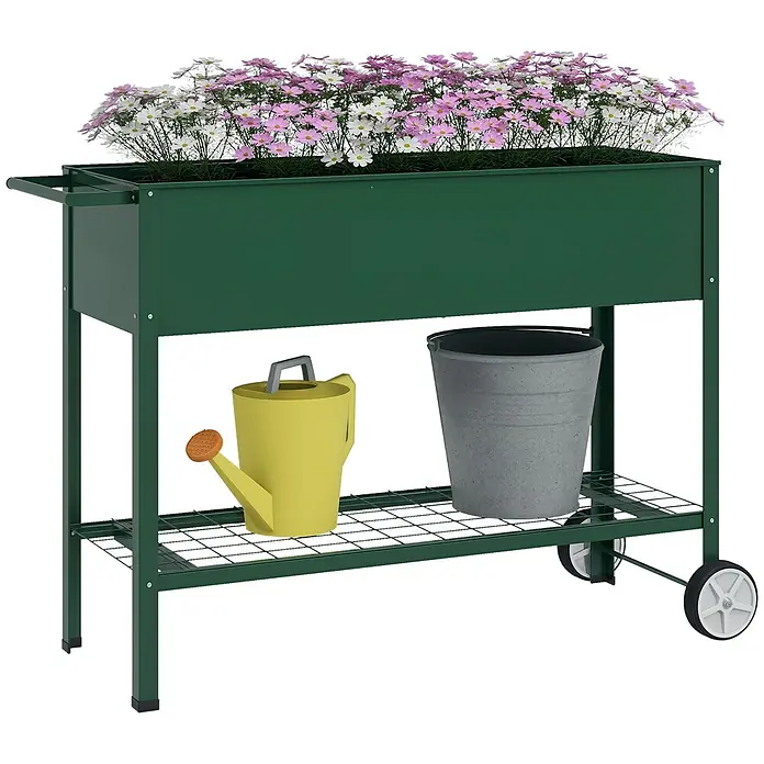 Outsunny Kräuterhochbeet - Material: Metall - Dunkelgrünes erhöhtes Metall-Pflanzgefäß auf Rädern mit Ablage für Gießkanne und Eimer, gefüllt mit rosa und weißen Blumen.
