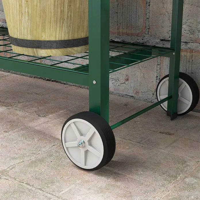 Outsunny Kräuterhochbeet - Material: Metall - Grüner Metall-Rollwagen mit Gitterablage und weißen Rädern trägt ein Holzfass auf gepflasterter Terrasse.
