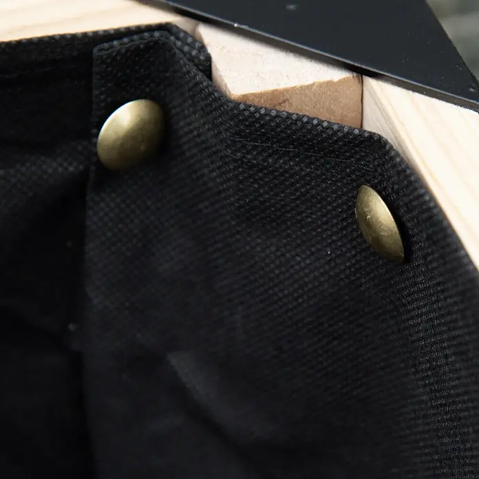Outsunny Kräuterhochbeet - Material: Holz - Schwarze Stoffauskleidung mit Messingnieten, befestigt an einem hellen Holzrahmen und schwarzem Metallrand.